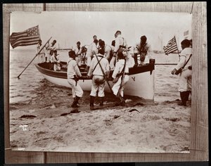 手漕ぎボートの船員のグループと一緒に海軍保護区の以前の写真のコピー写真、フィッシャーズアイランド、ニューヨーク、1891年（銀ゼラチンプリント）